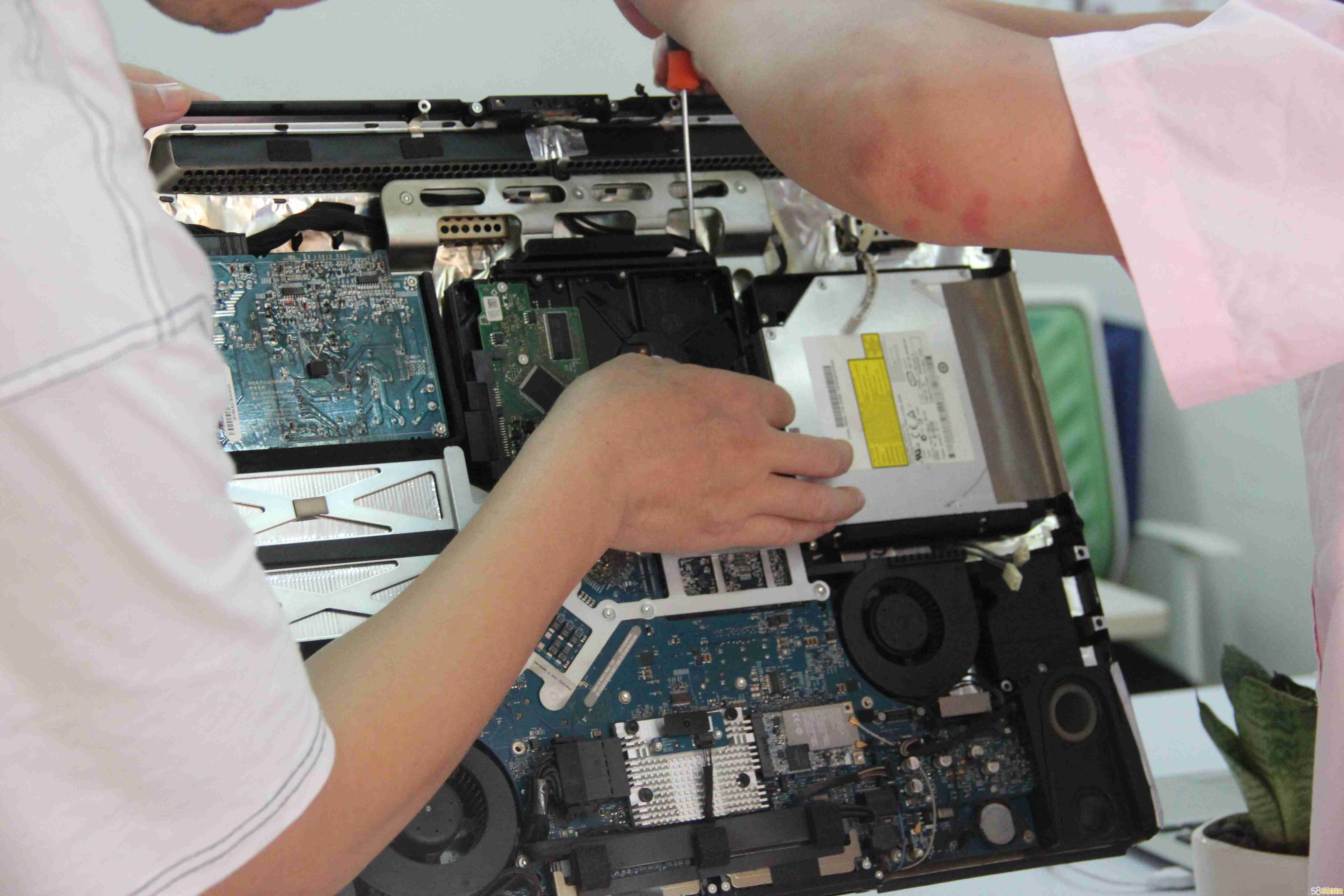 资深专家提供苹果电脑快速维修，确保您的设备恢复如新