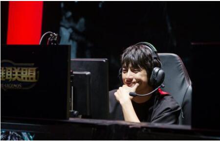 还在找能第一时间玩到偶像新歌的游戏？RhythmHive最新版不来试试吗？